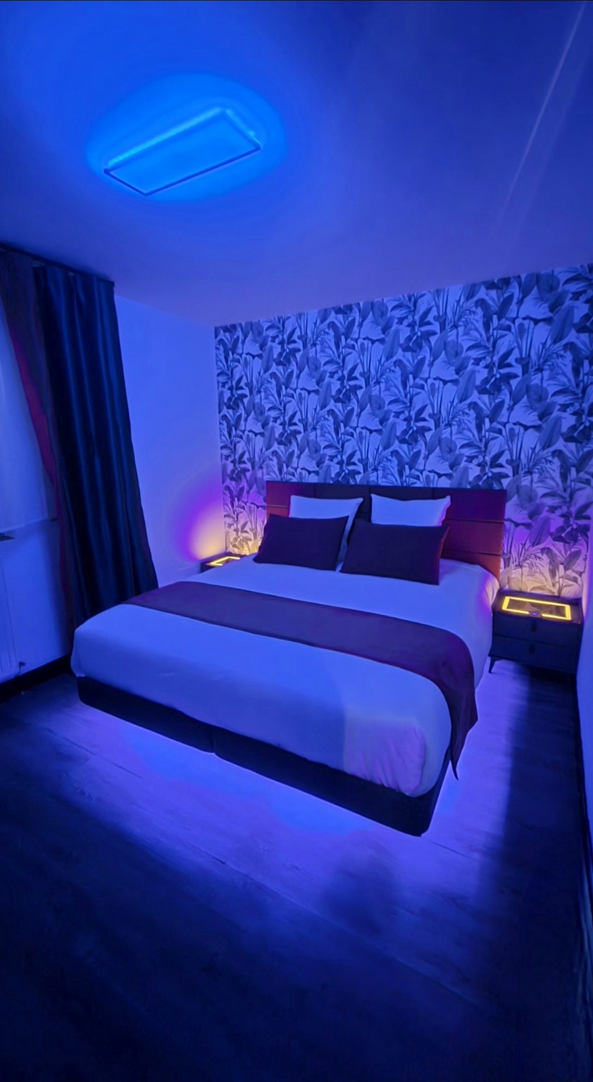 Chambre king size de l’Appartement 1 avec éclairage d’ambiance bleu