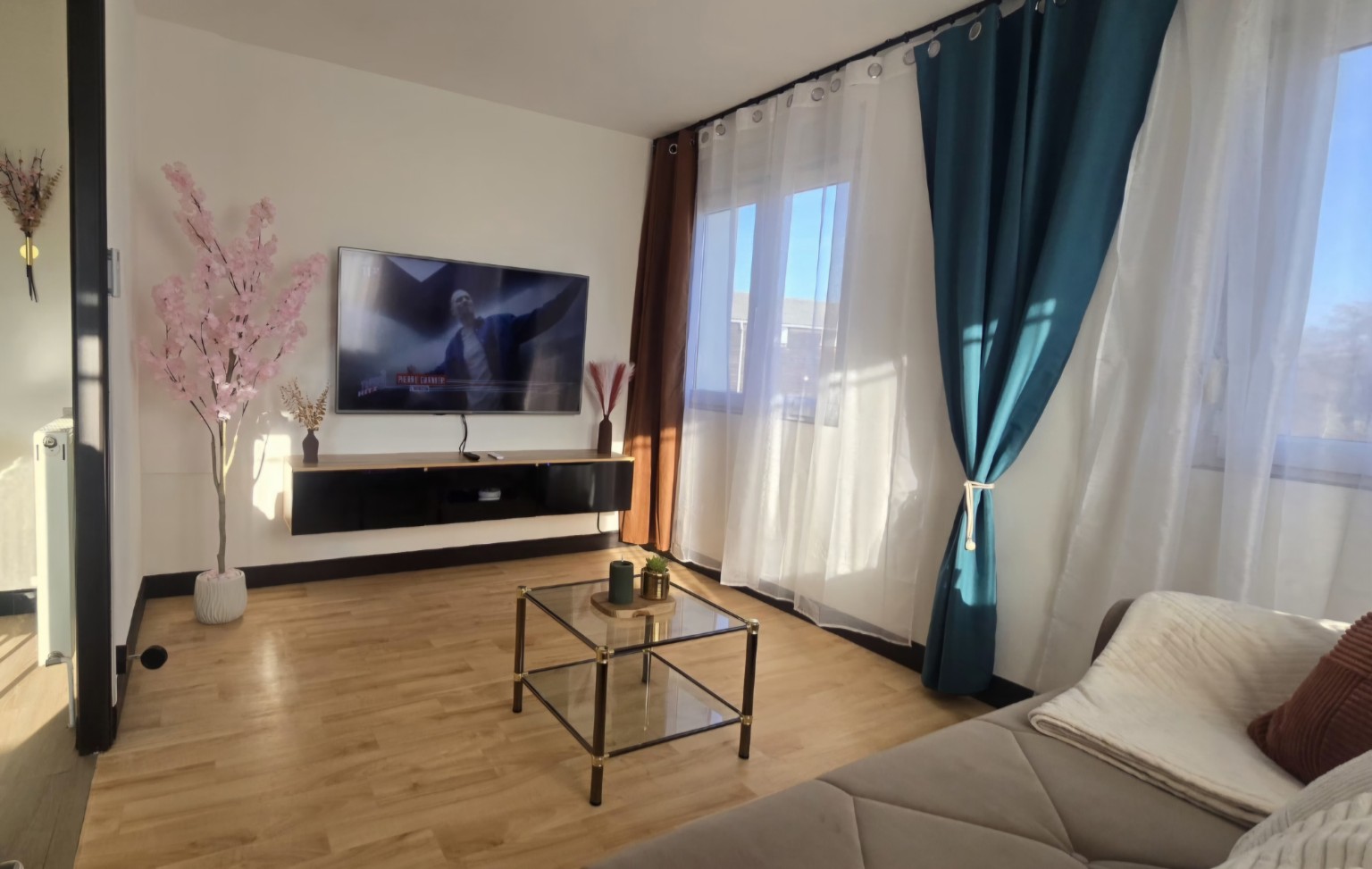 Salon de l’Appartement 1 avec télévision connectée
