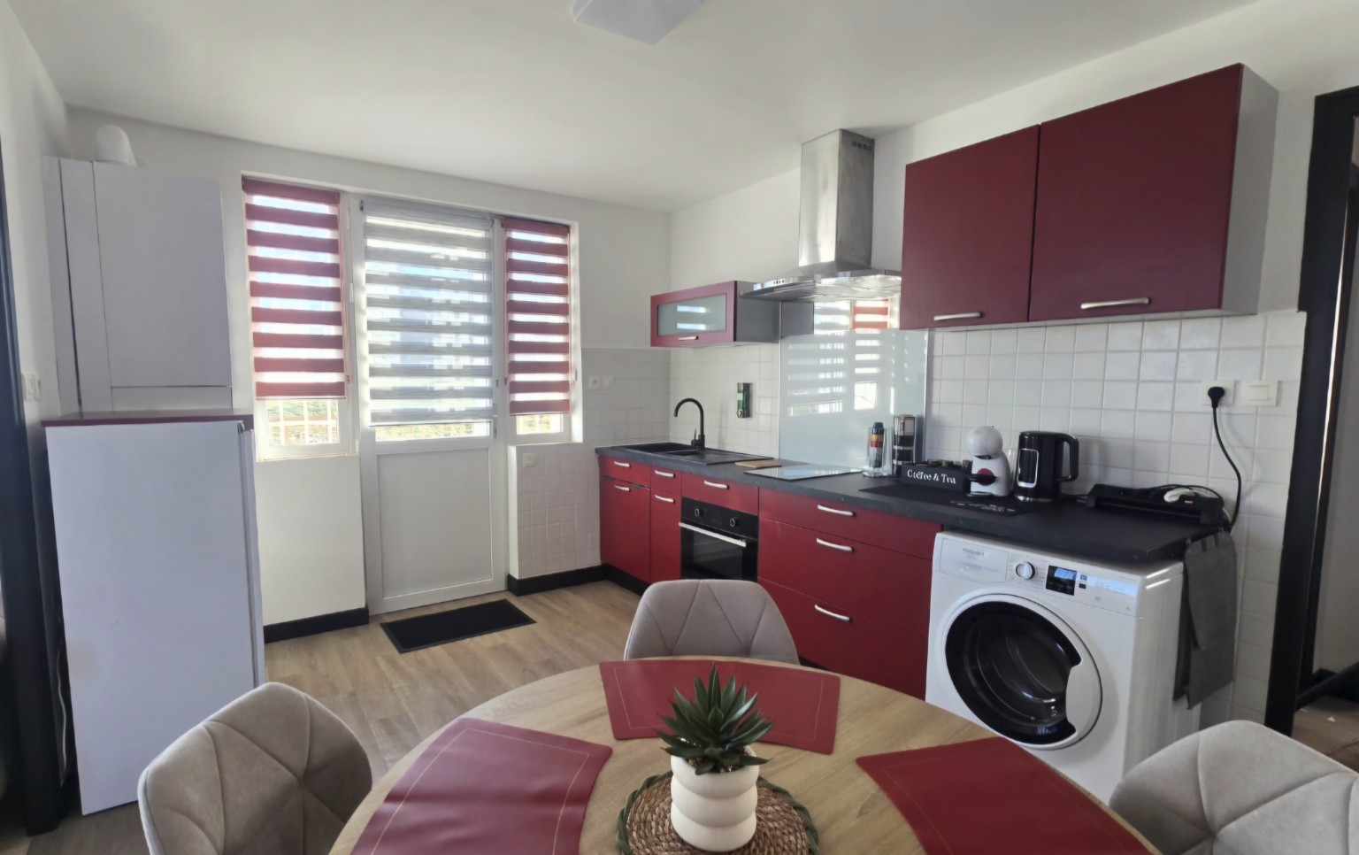 Cuisine ouverte et entièrement équipée de l’Appartement 1