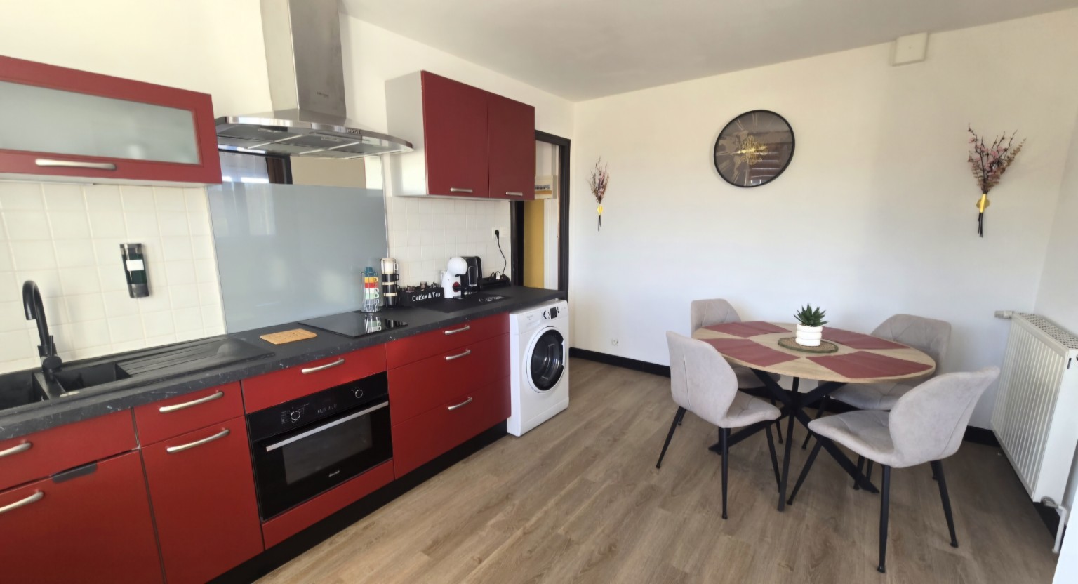 Cuisine et table ronde quatre places de l’Appartement 1