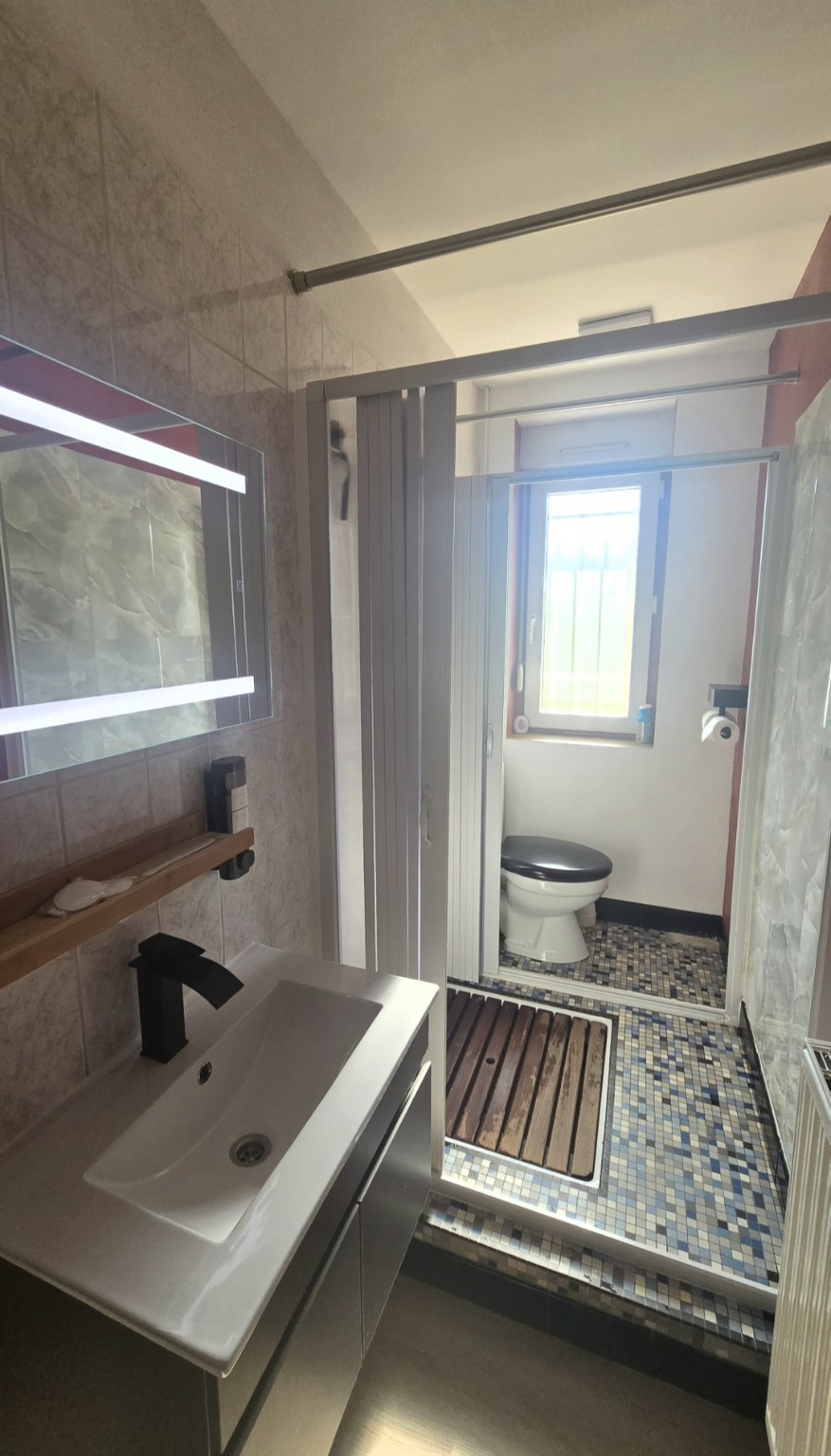 Salle de bain privative avec douche à l’italienne de l’Appartement 1