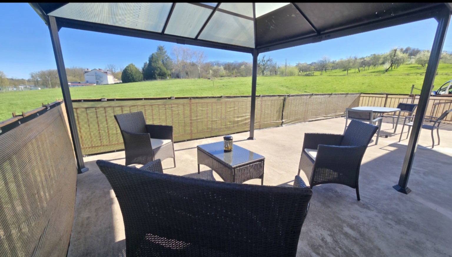 Grande terrasse avec pergola et vue verdoyante