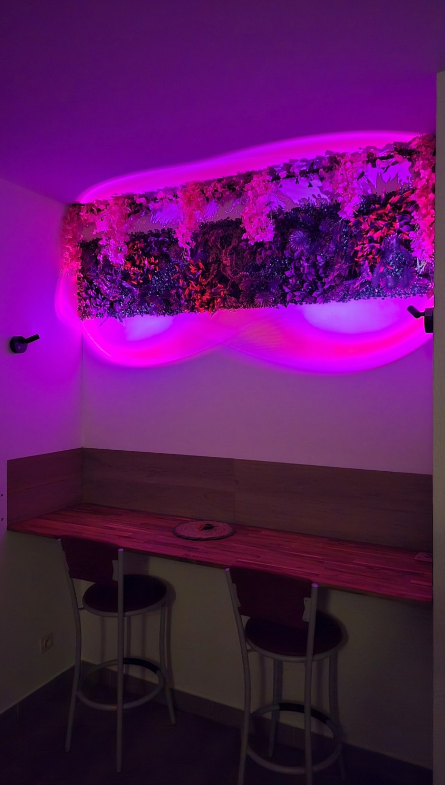 Espace repas de l’Appartement 2 avec éclairage d’ambiance