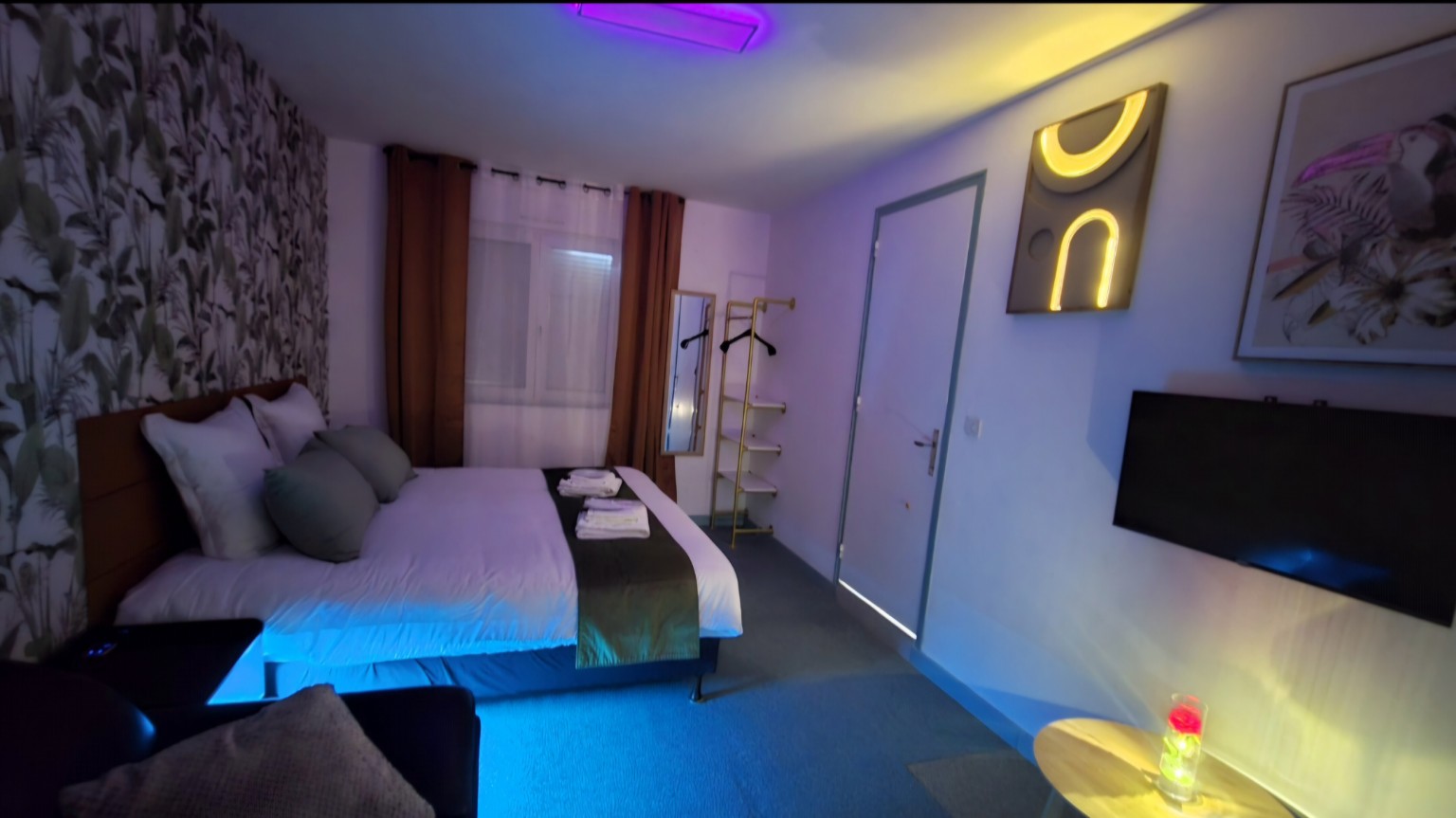 Chambre de l’Appartement 3 avec éclairage d’ambiance