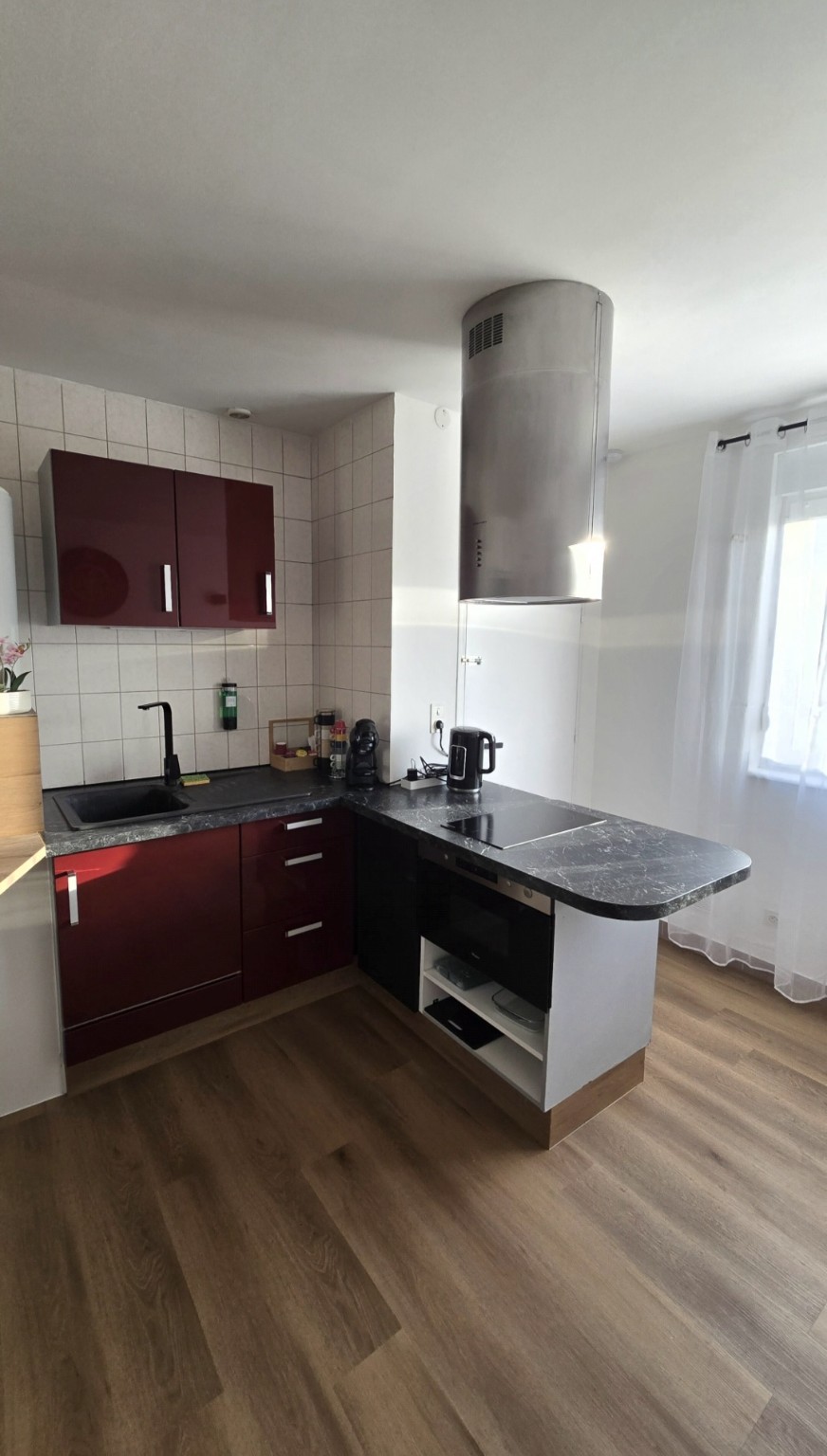 Cuisine équipée de l’Appartement 3 avec plaque de cuisson