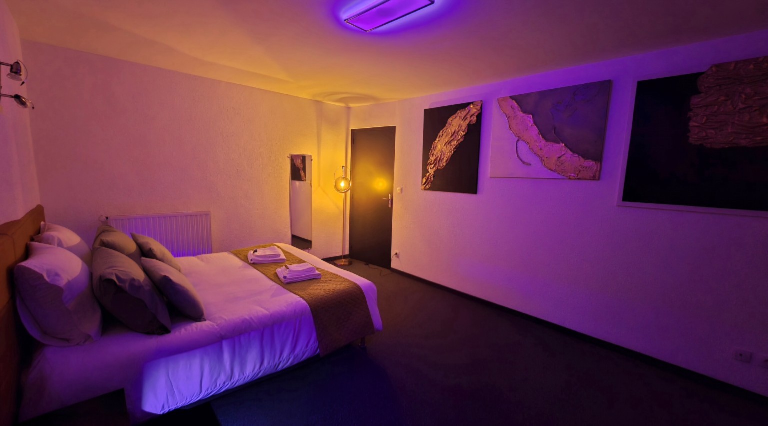 Chambre queen size de l’Appartement 5 avec éclairage d’ambiance