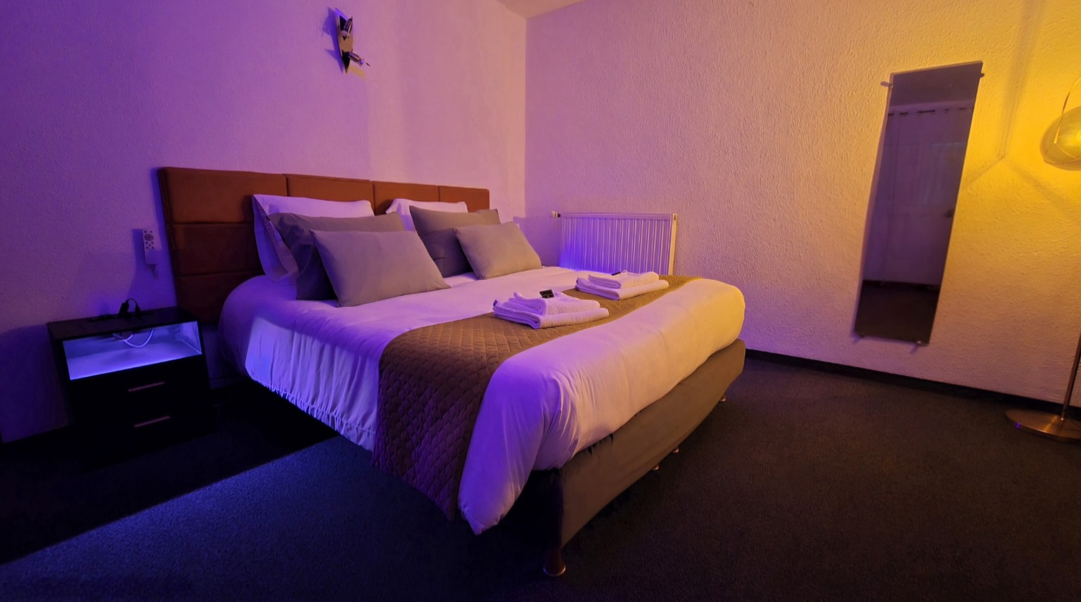 Lit queen size et tables de chevet LED de l’Appartement 5