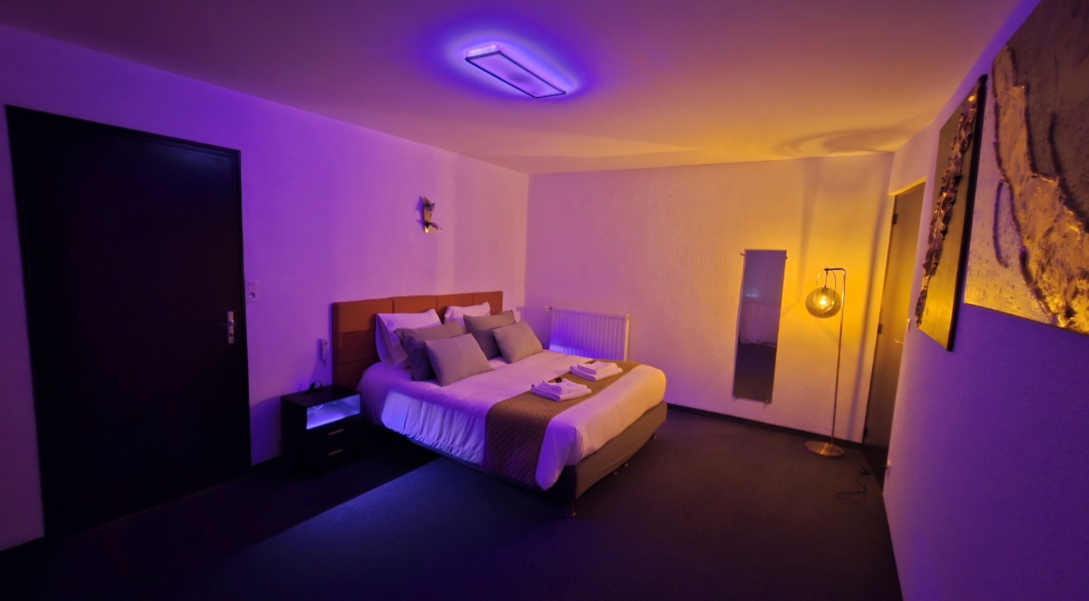Chambre cosy de l’Appartement 5 avec lumière d’ambiance