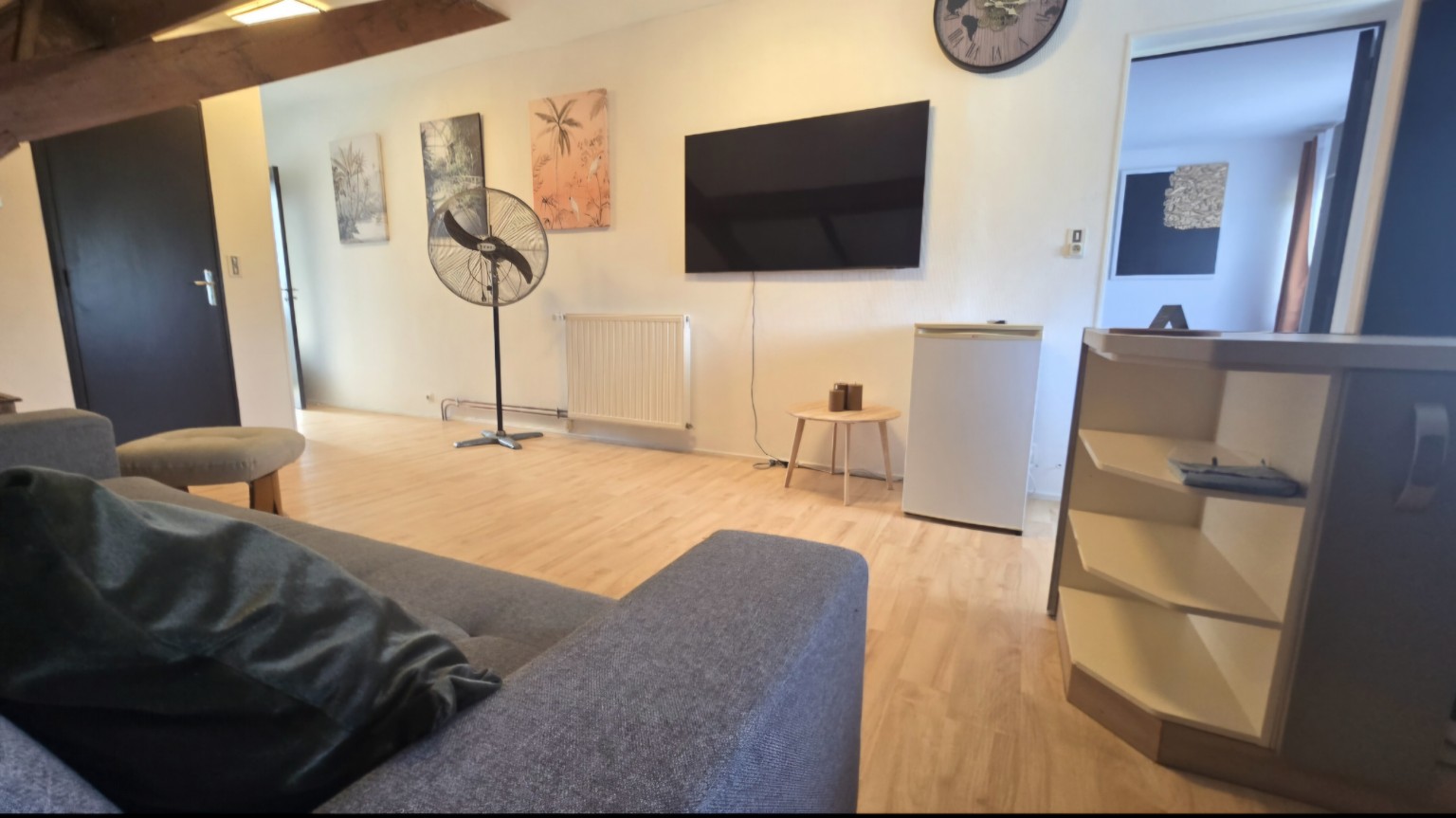 Salon de l’Appartement 5 avec canapé-lit et TV connectée 60 pouces