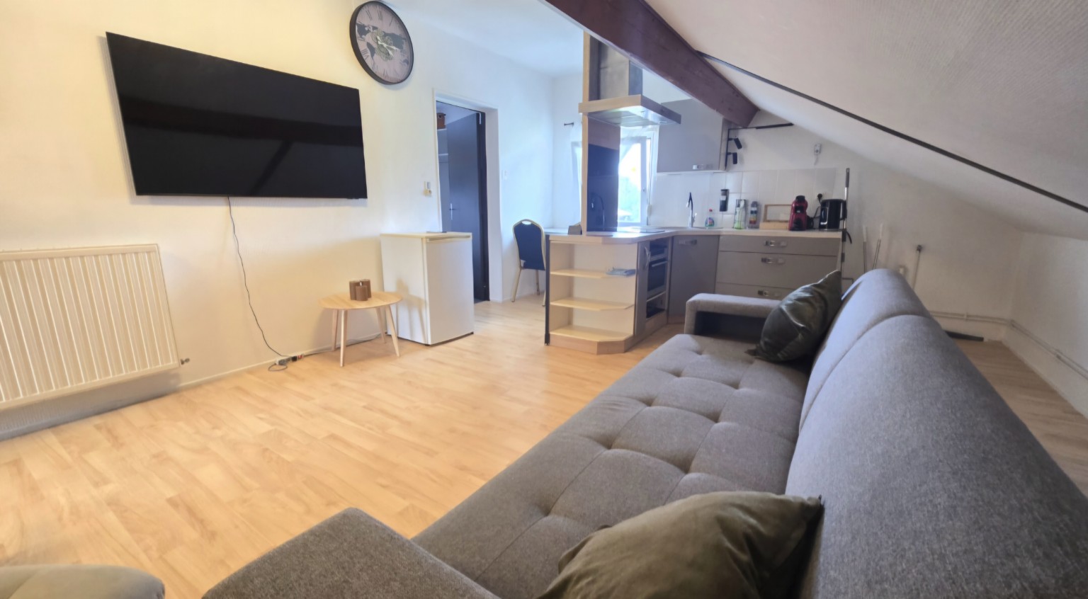 Salon et cuisine mansardée de l’Appartement 5