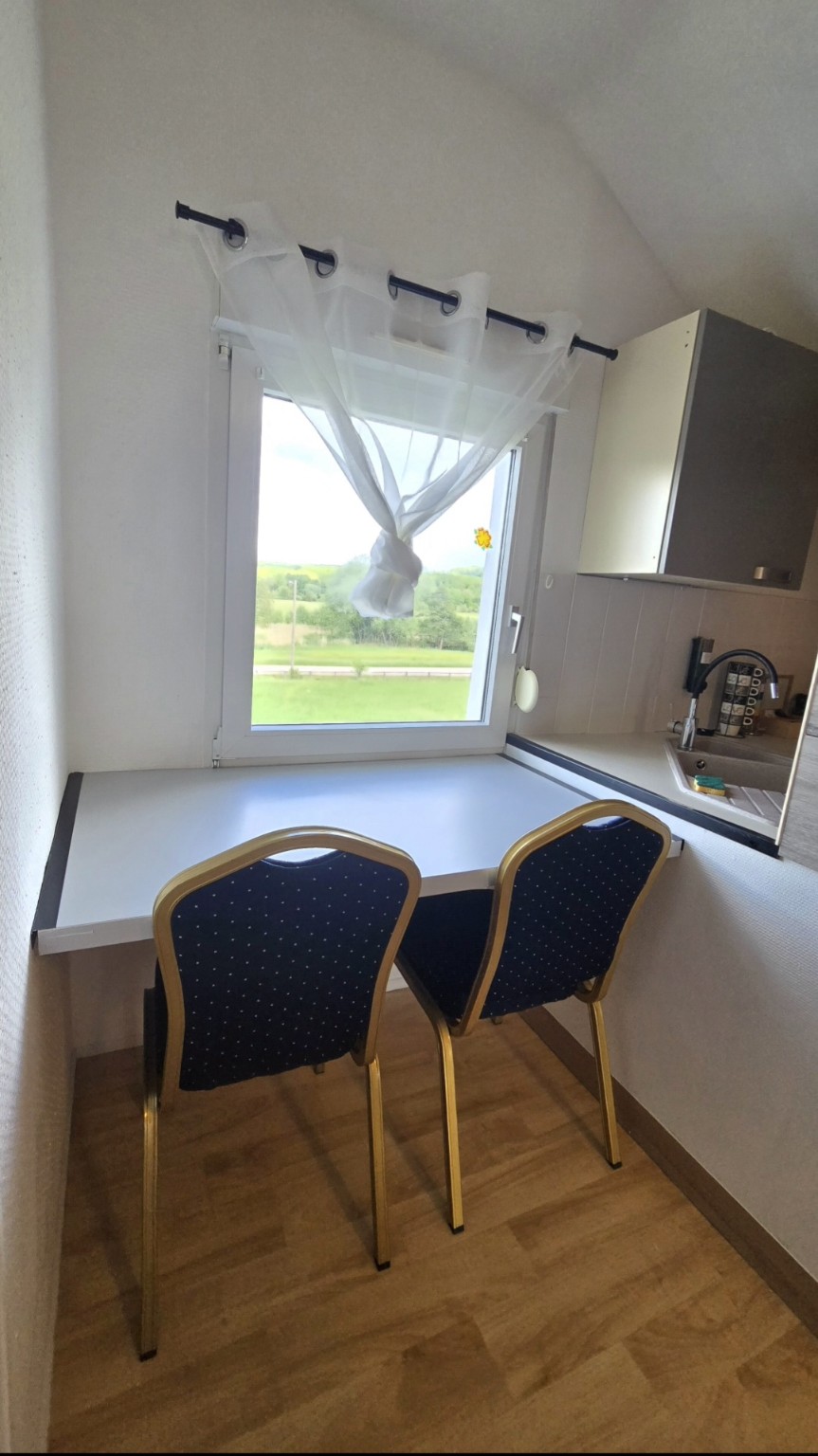 Coin repas de l’Appartement 5 avec vue verdoyante