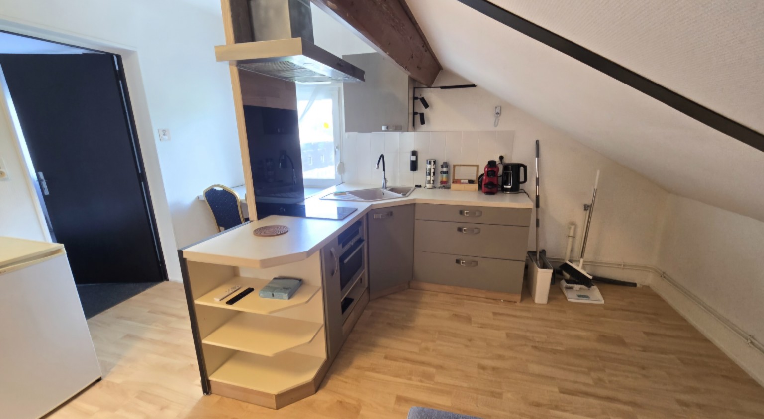 Cuisine équipée et mansardée de l’Appartement 5