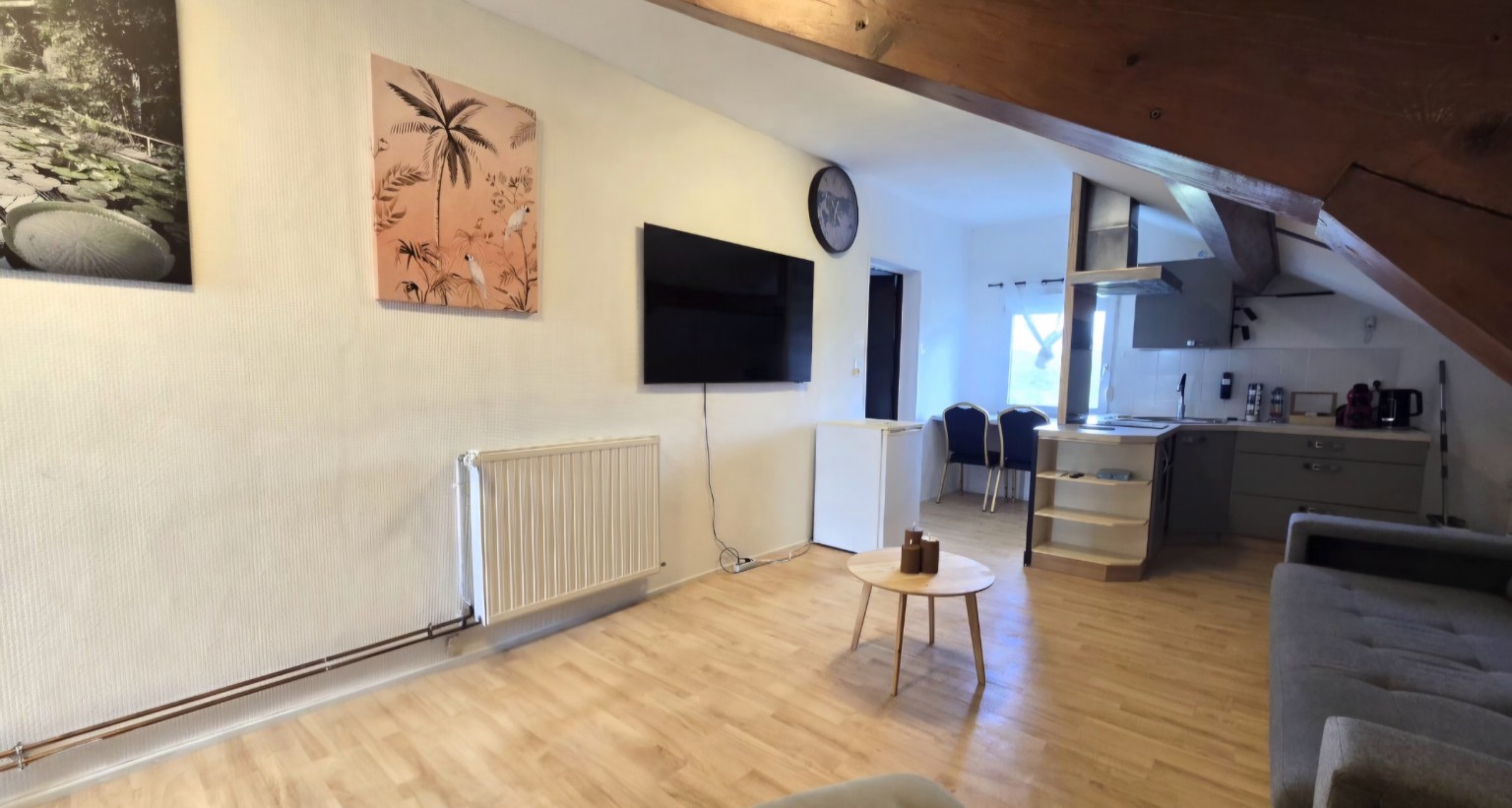 Vue d’ensemble du salon mansardé de l’Appartement 5
