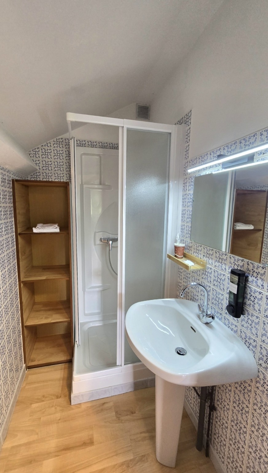 Salle de bain privative de l’Appartement 5 avec douche d’angle