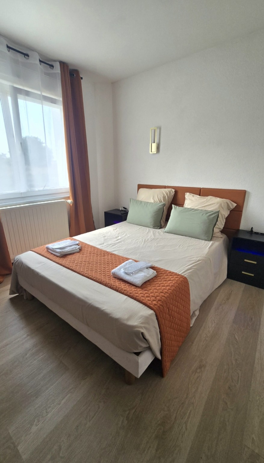 Chambre 1 avec lit double et linge de lit fourni
