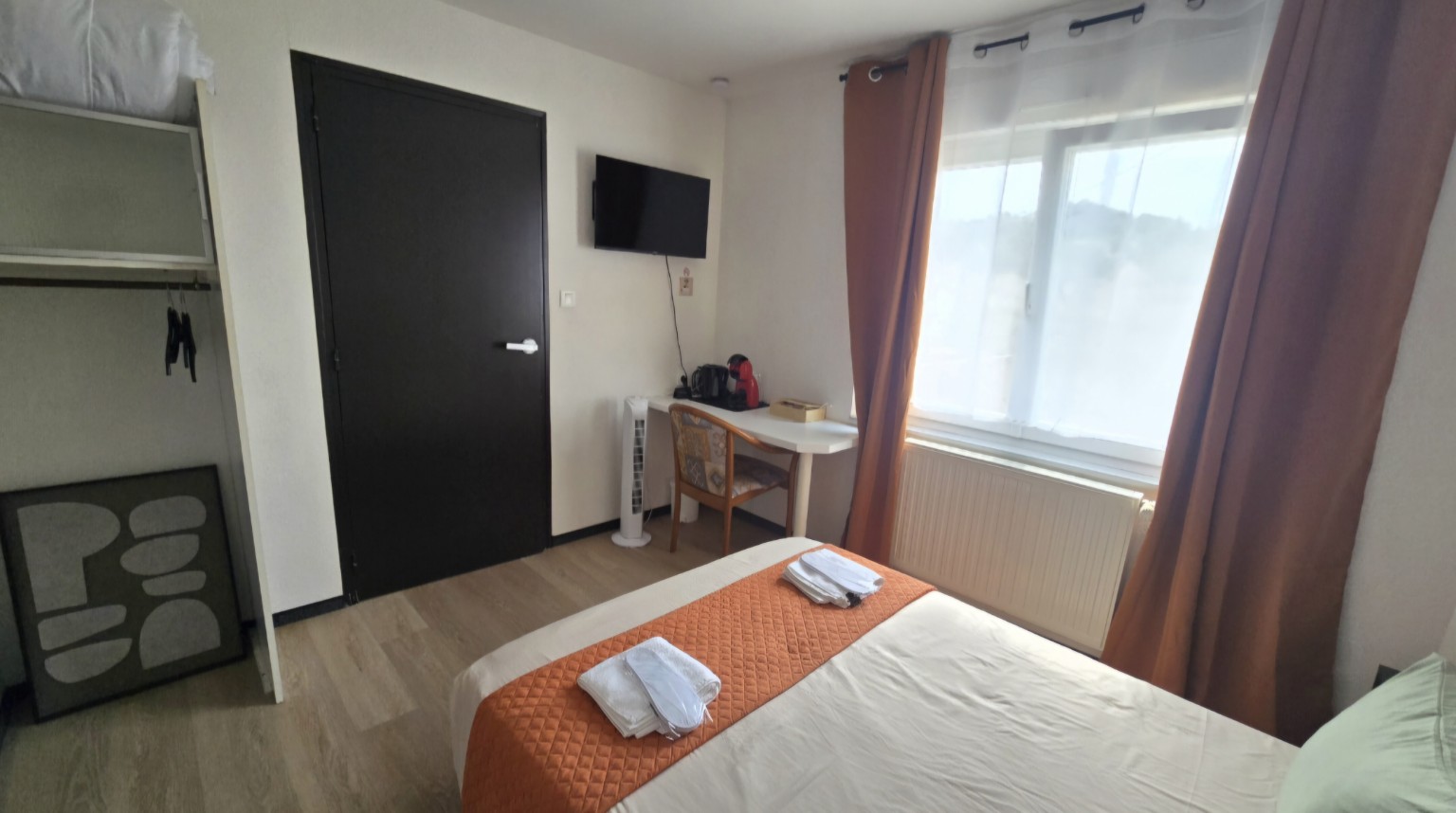 Vue d’ensemble de la Chambre 1 avec télévision connectée et espace café