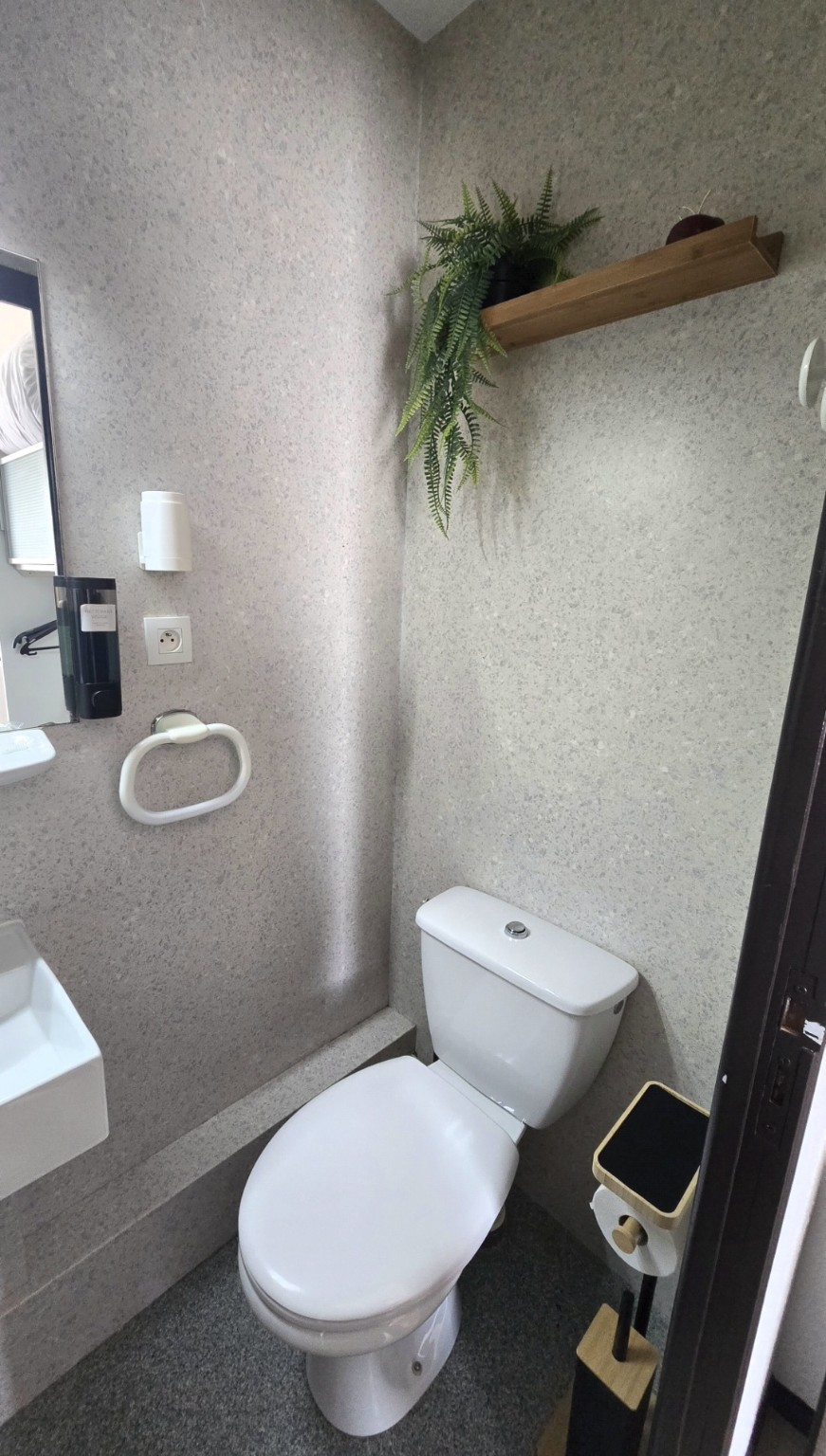 Petite salle de bain privative de la Chambre 1 avec WC