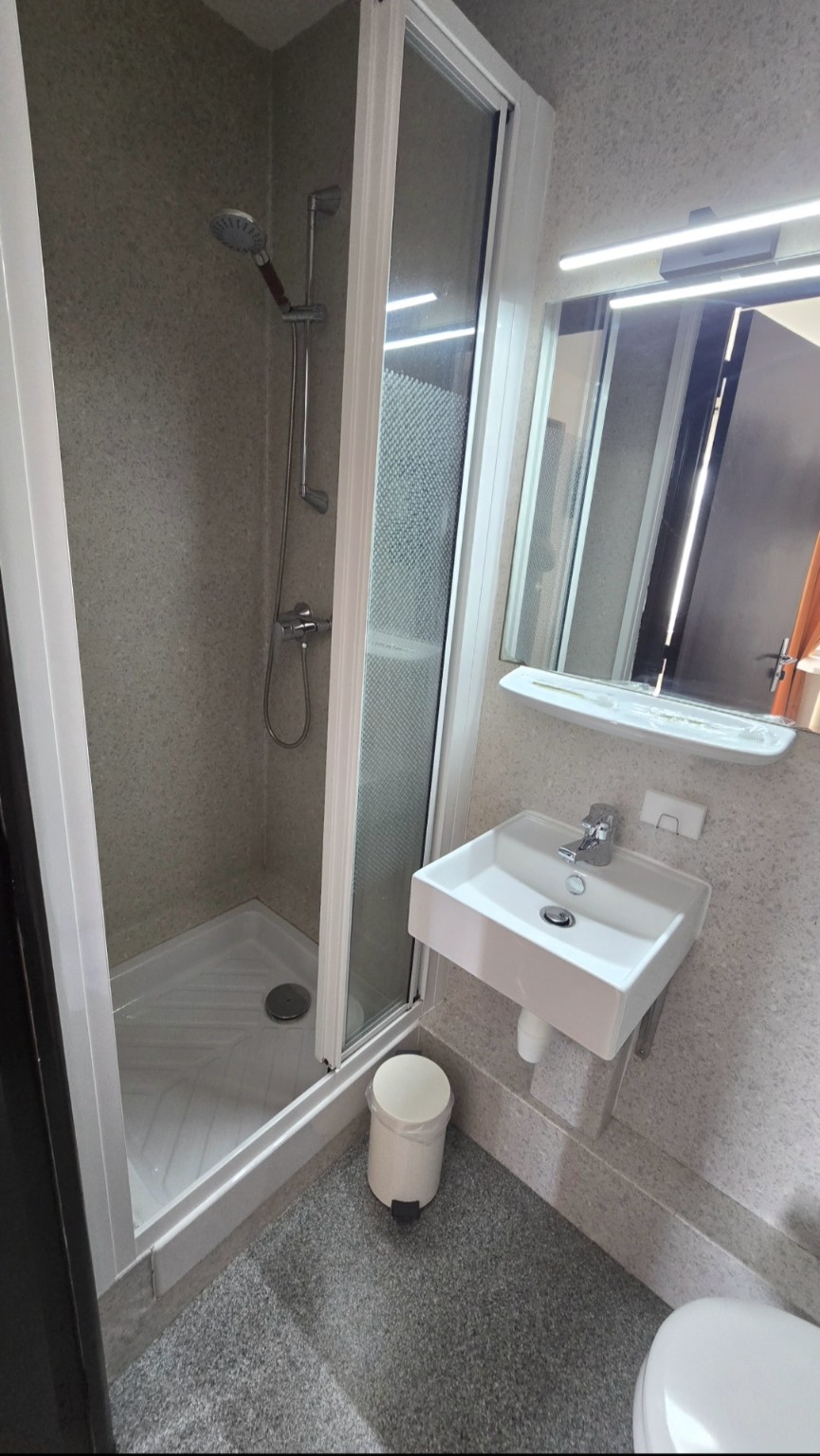 Douche et meuble vasque de la salle de bain privative