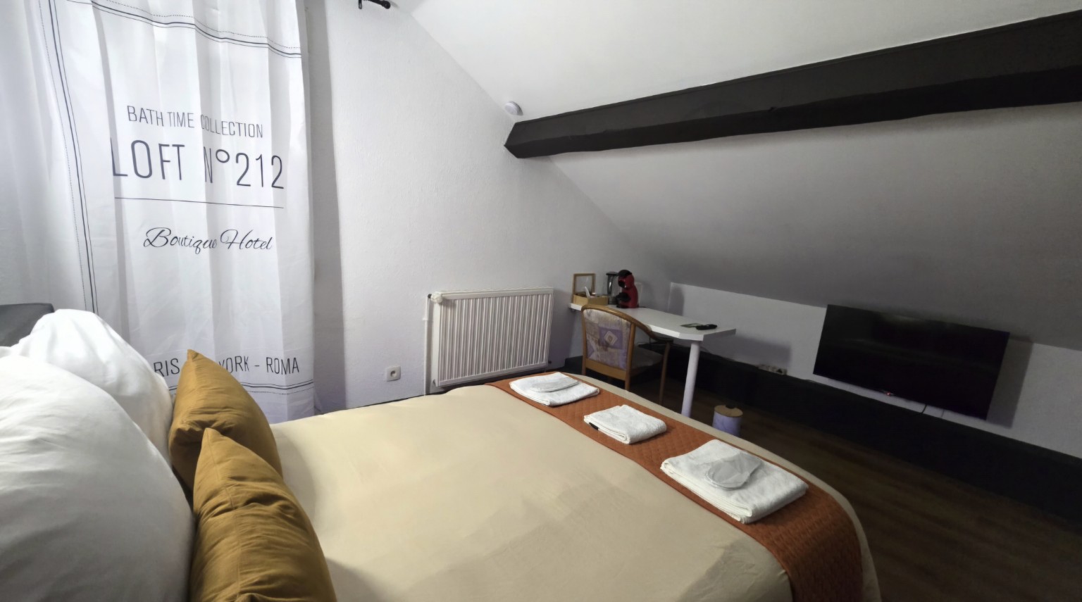 Vue de la Petite Chambre 2 avec télévision connectée et coin café