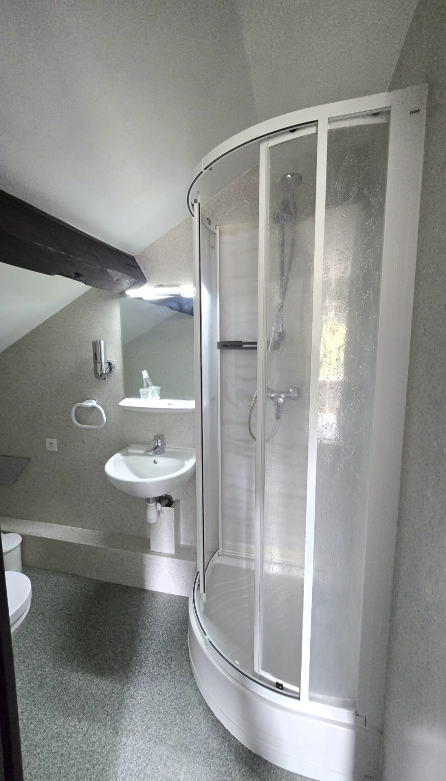 Douche d’angle de la salle de bain privative de la Chambre 2