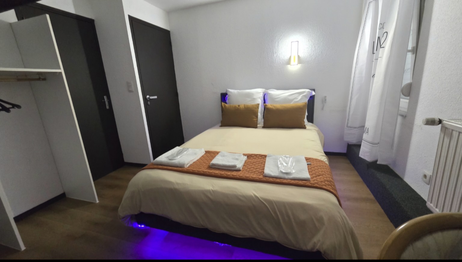 Petite Chambre 2 avec éclairage d’ambiance
