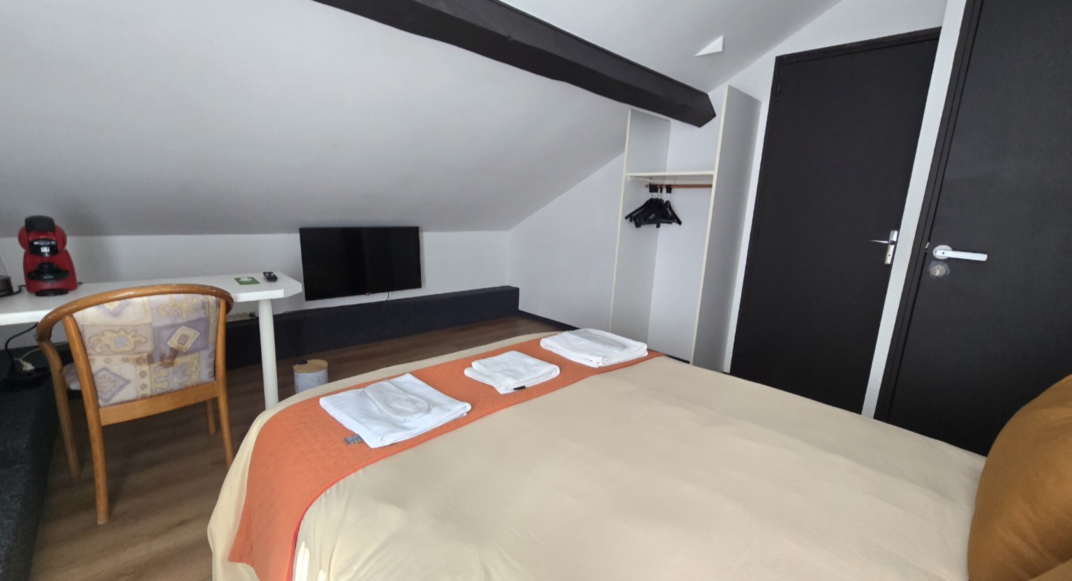 Coin café, télévision connectée et rangement de la Chambre 2