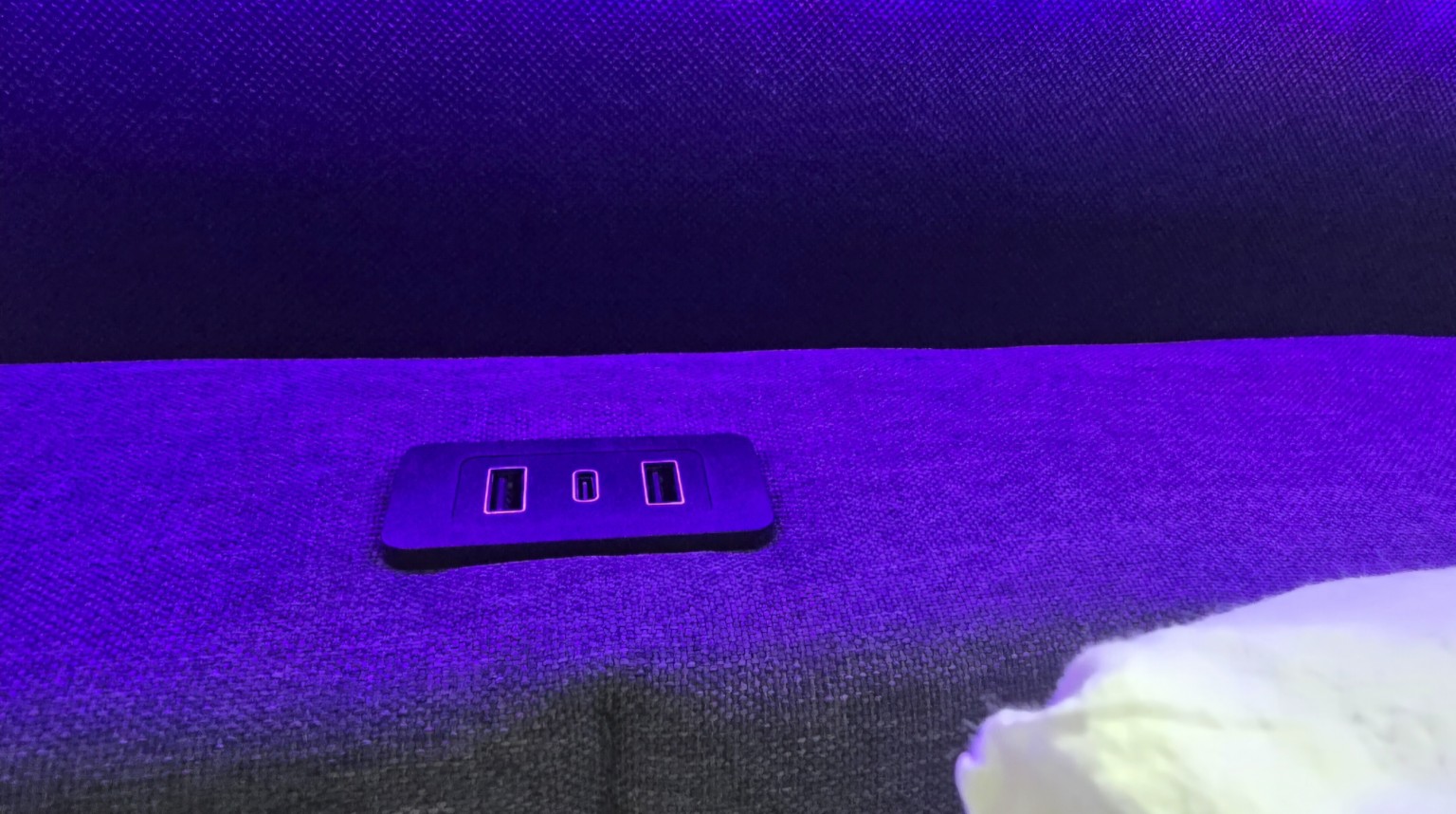 Détail du chevet connecté et de l’éclairage d’ambiance de la Chambre 2