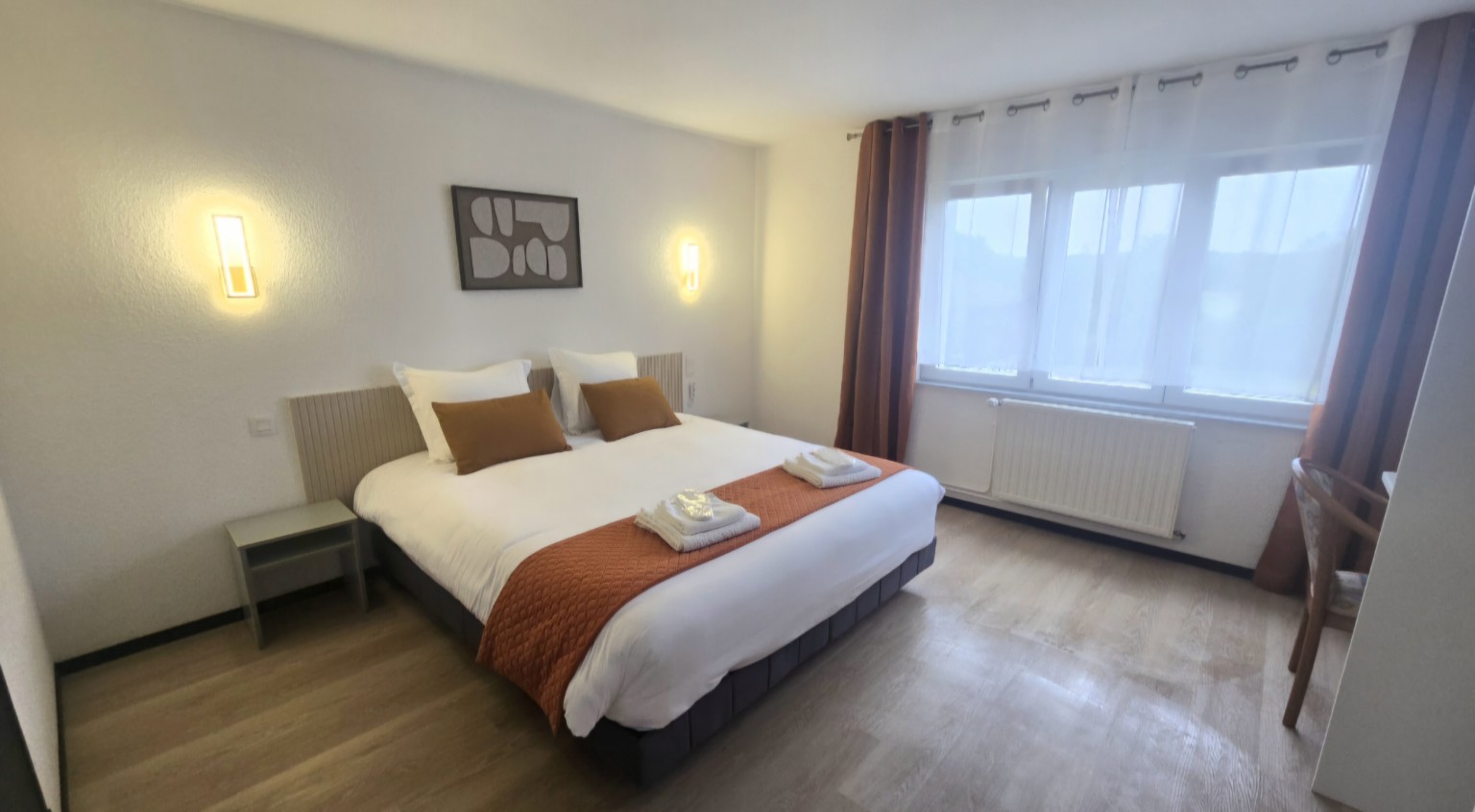 Chambre 4 lumineuse avec lit king size 180 par 200 et éclairage LED