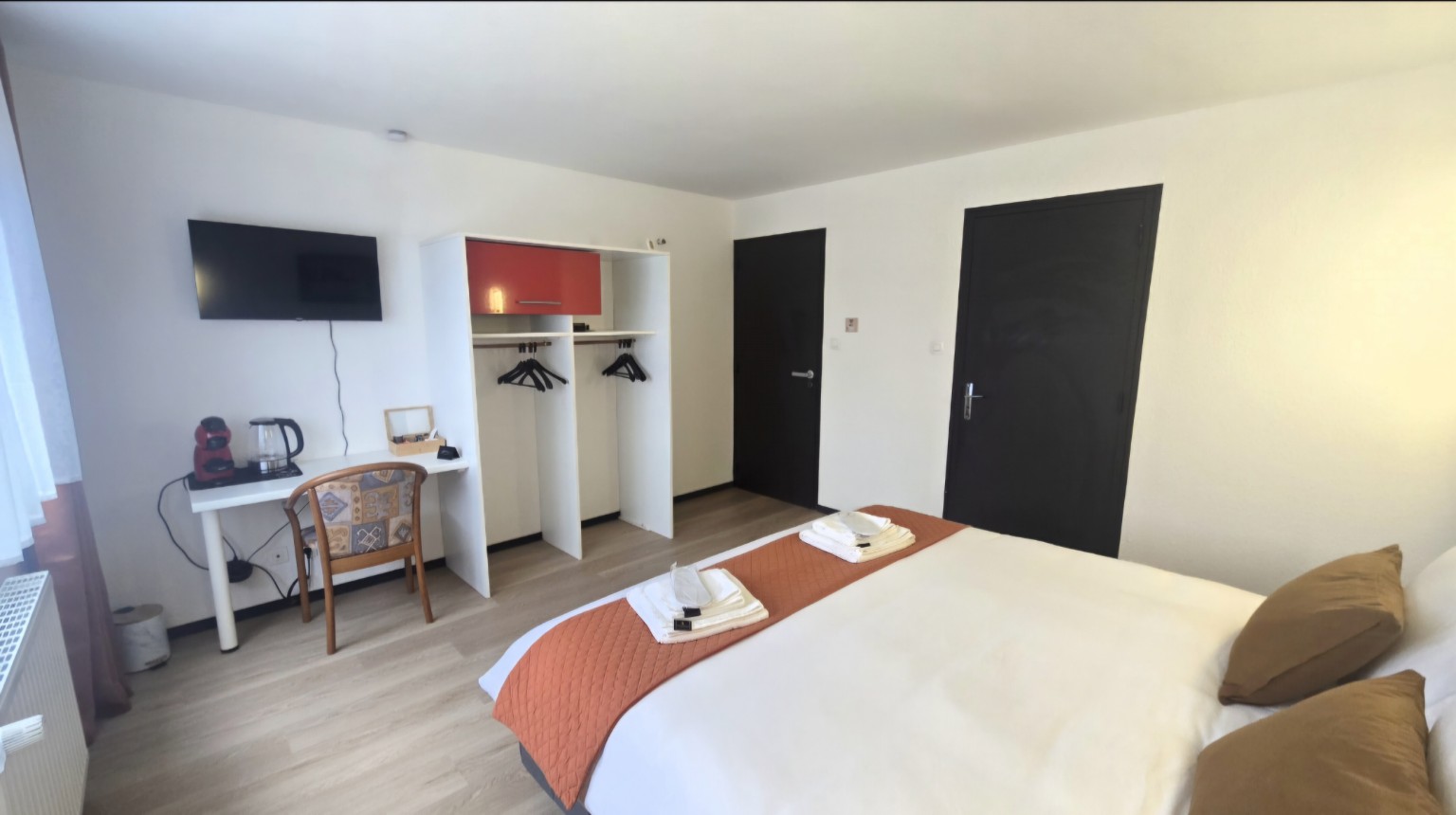 Télévision connectée, cafetière, bouilloire et espace de rangement de la Chambre 4