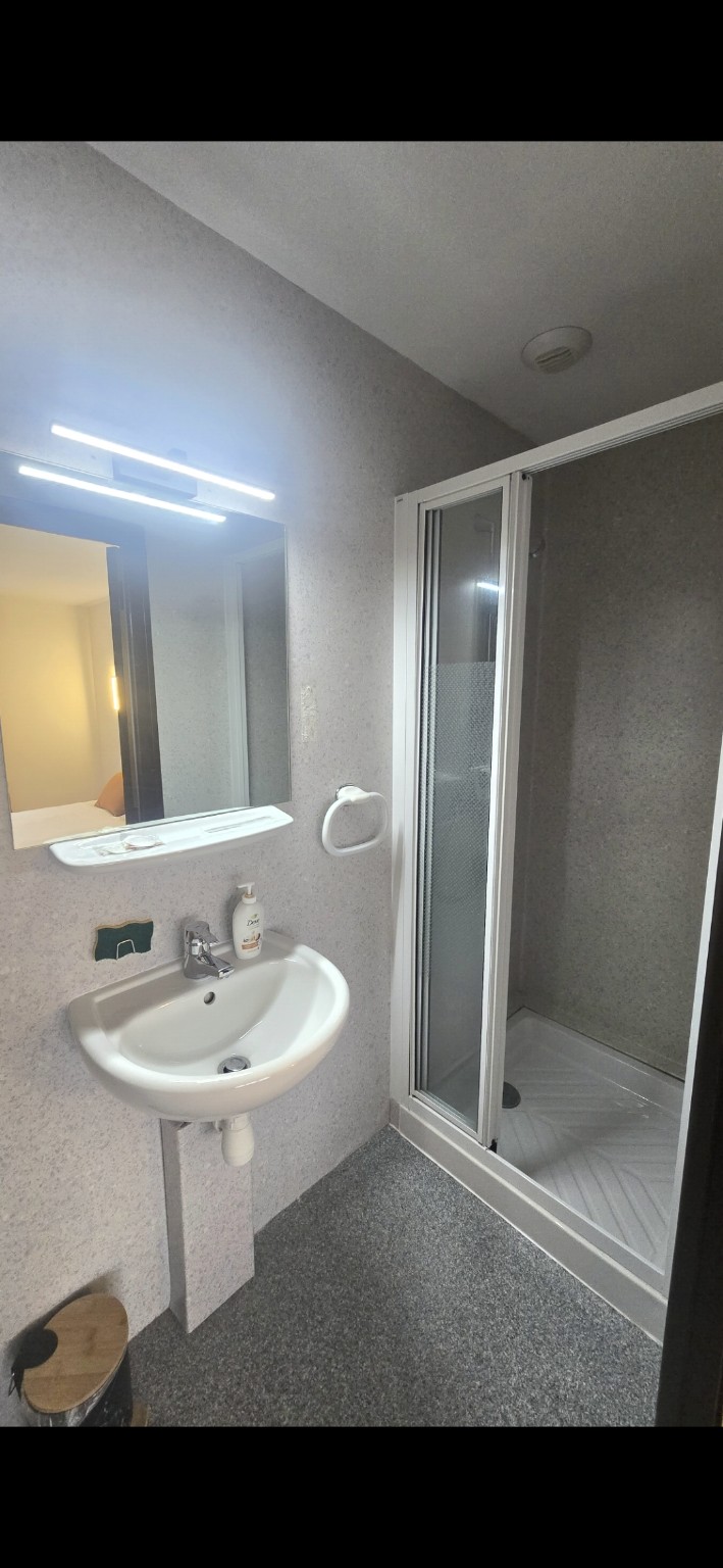 Salle de bain privative de la Chambre 4 avec douche et meuble vasque