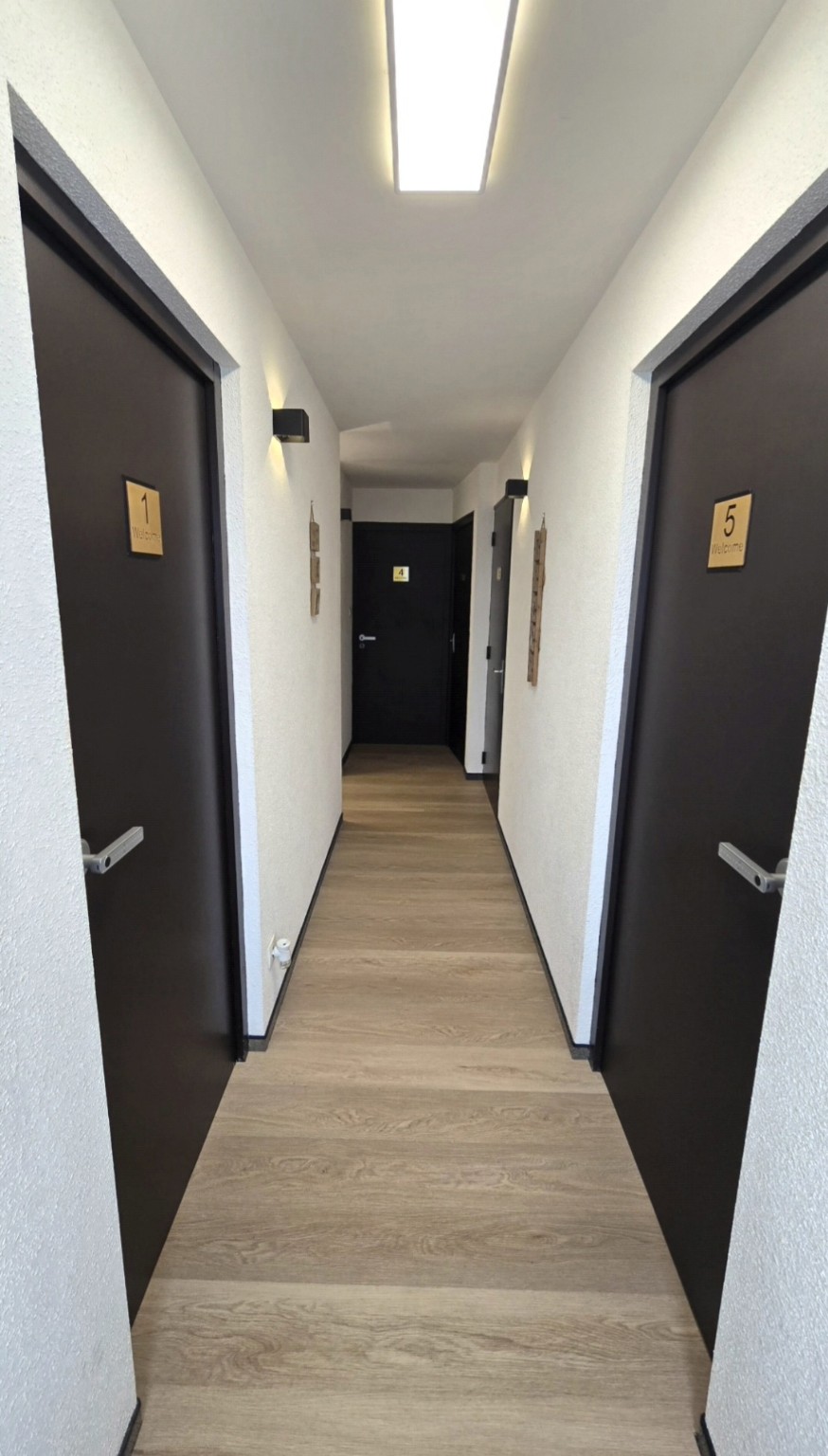 Couloir calme desservant la Chambre 4 au premier étage