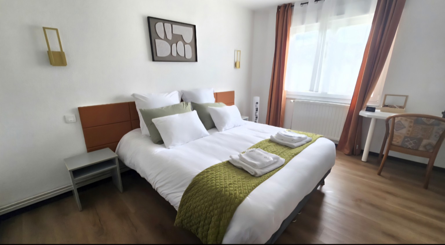 Chambre 5 lumineuse avec lit queen size 160 par 190