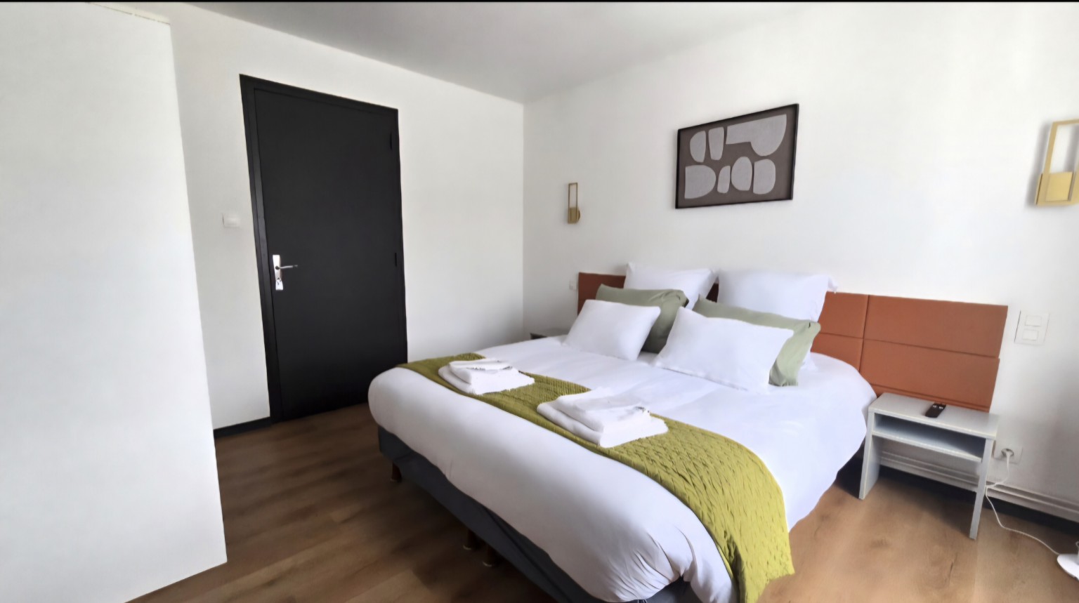 Vue d’ensemble de la Chambre 5 avec lit queen size